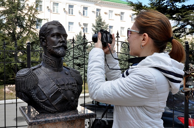 Российский чиновник заявил, что вслед за бюстом Николая II "замироточил" памятник Ленину