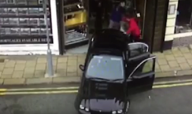 Безоружная женщина попыталась остановить троих грабителей ювелирного