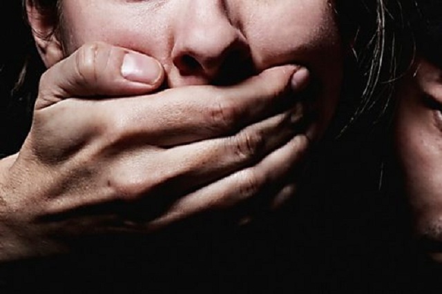 У Черкасах перукарку затягли до лісу та вибрили півголови