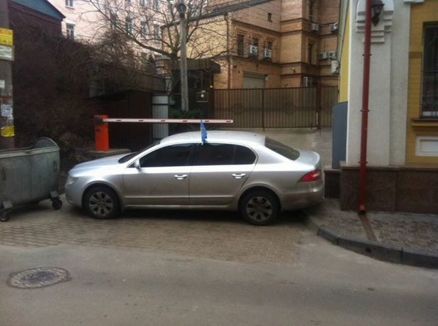 Автівки Автомайдану блокують Солом’янський суд: «Насіров тут проїде тепер хіба що мертвий»