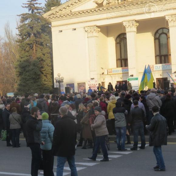 Волонтер из Мариуполя рассказала как власть собирала митинг против торговой блокады