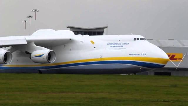 Видовищна посадка Ан-225 "Мрія" крізь хмари і густий туман