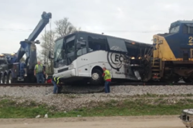Столкновение поезда с пассажирским автобусом: появилось жуткое видео