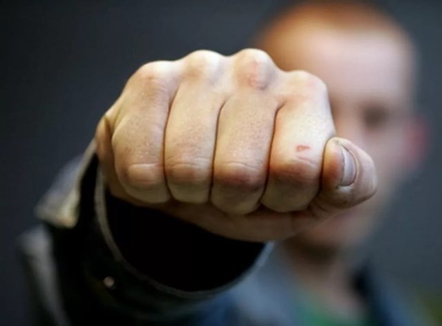 У Києві чоловік побив та викинув жінку з машини