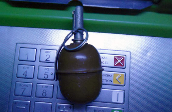 Напередодні 8 березня у Полтаві невідомий залишив гранату на клавіатурі банкомата