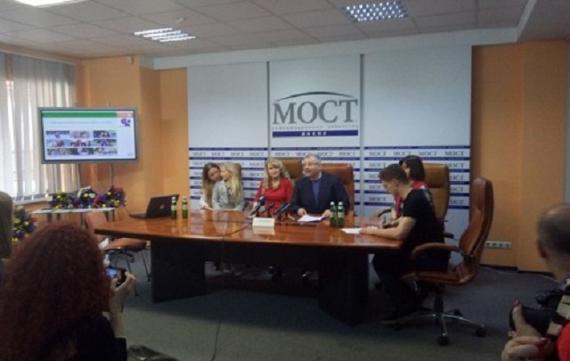 За відмову потиснути руку Олександр Вілкул вдарив активіста у плече