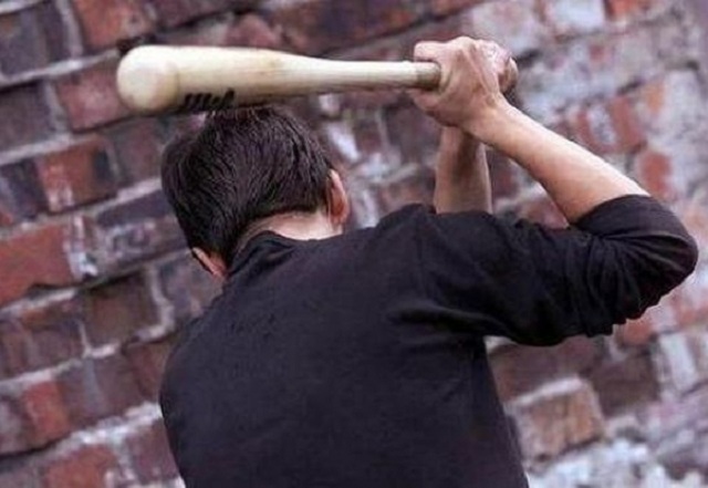 У Києві злочинці побили молотками та пограбували чоловіка