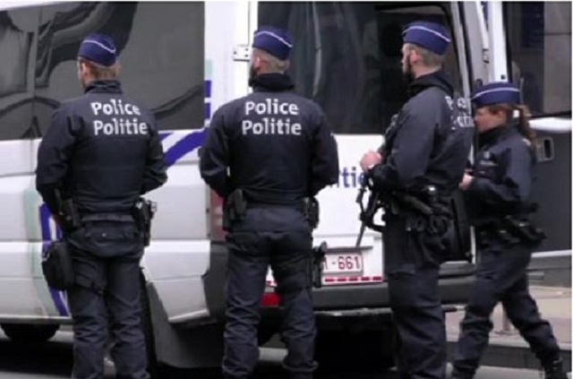 Полиция Нидерландов заблокировала автомобиль с турецким министром