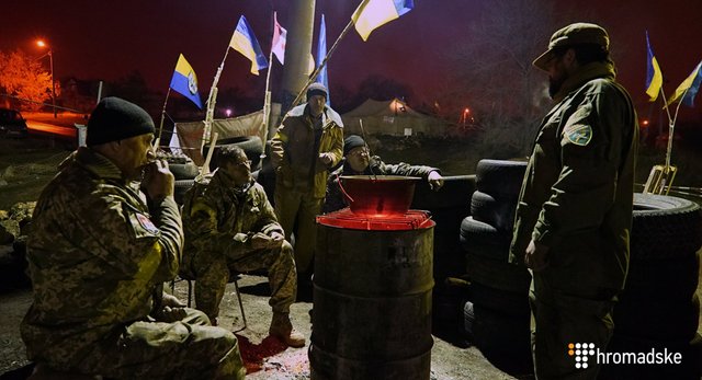 «Ніхто нікуди не їде »: чим живуть блокадники і хто проти них?