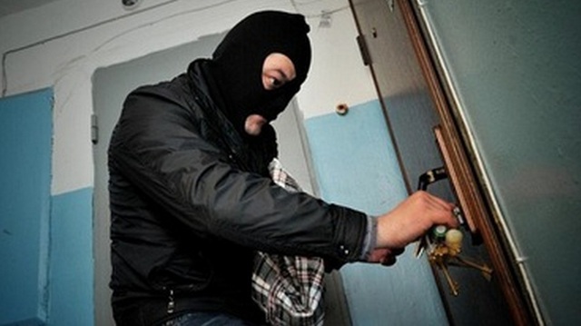 Воры на Оболони в Киеве пытались ограбить квартиру в присутствии хозяйки