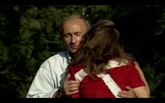 Бывшая нашистка, поцеловавшая Путина, получила вид на жительство в США