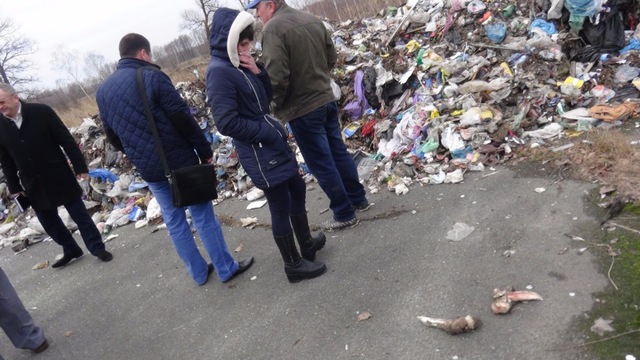 Львовский мусор Садового вываливают посреди дороги в Киевской области