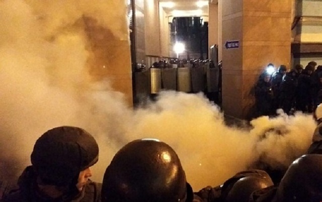 В центрі Києва закидали камінням офіс Ахметова