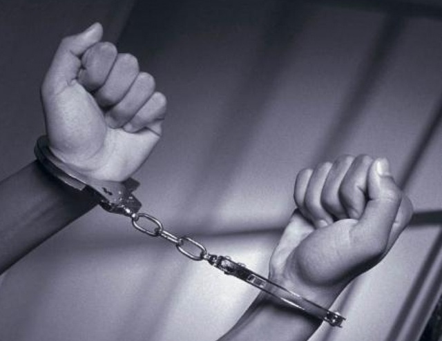 У Києві злочинна група та поліцейська вчиняли розбої та заволодівали квартирами