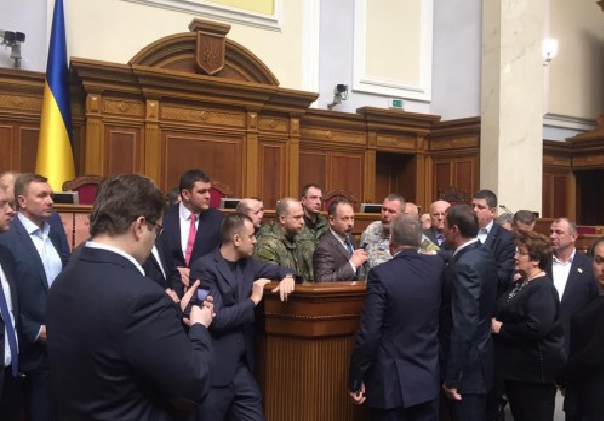 Власть использует силовиков для защиты своего преступного бизнеса - Сенченко