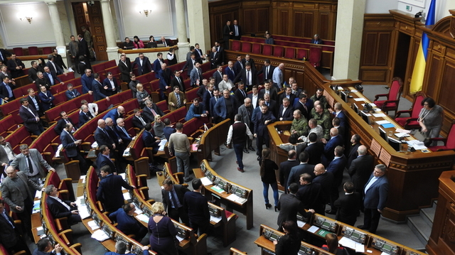 Кто привел людей в камуфляже в зал заседаний Верховной Рады