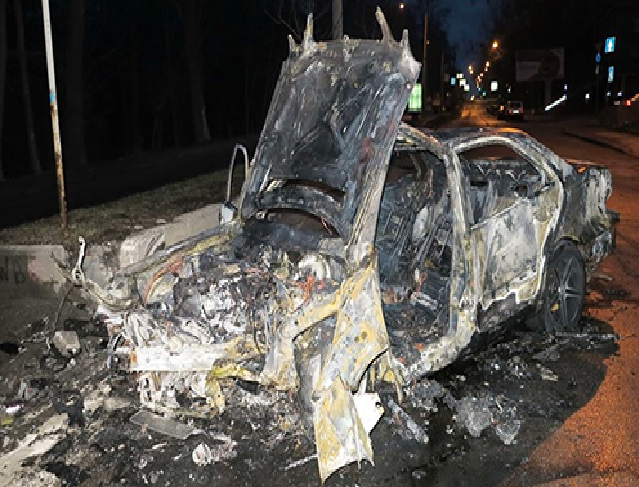 Киевский мажор на Mercedes врезался в мусоровоз и загорелся