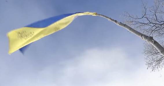 Под Донецком установили освящённый украинский флаг