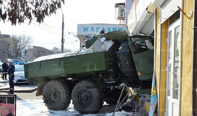 В Николаеве военный бензовоз въехал в магазин, есть погибший