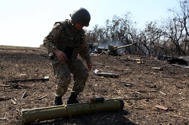 На Донбасі військовий загинув через підрив на саморобній бомбі