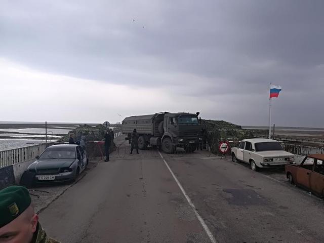 Колючая проволока и автоматчики: Оккупанты перекрыли границу на Чонгаре