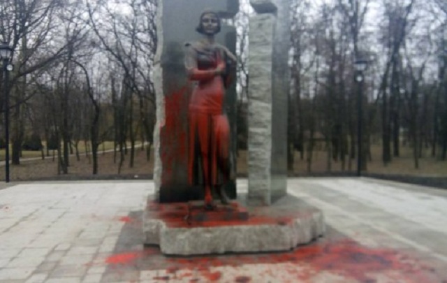 У Бабиному Яру вандали залили фарбою нещодавновстановлений пам’ятник Олені Телізі