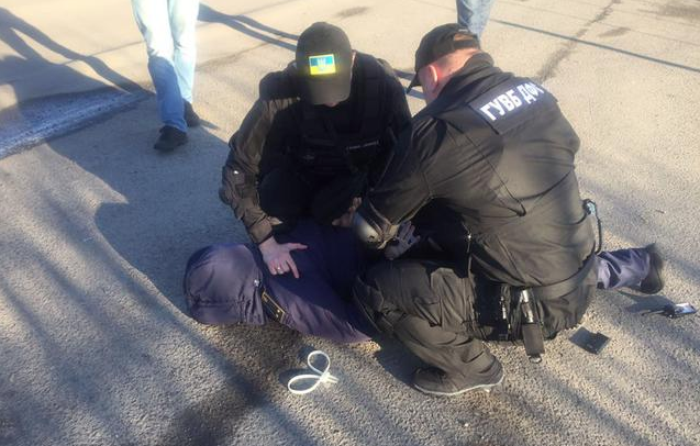 Закарпатский таможенник попался на взятке в 500 долларов