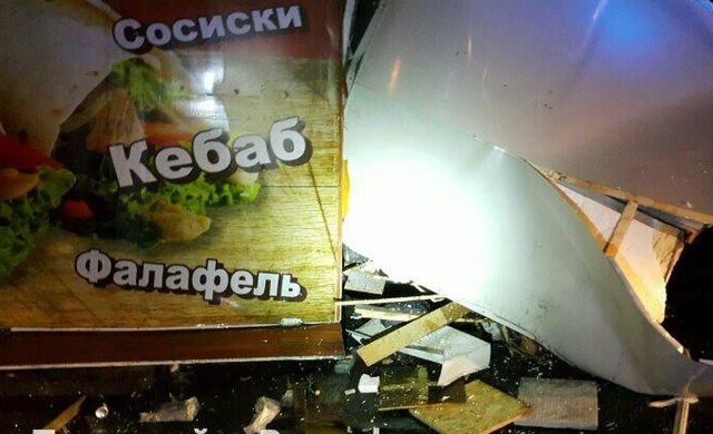 В Киеве пьяная девушка влетела в киоски с фастфудом: Продавец чудом уцелел