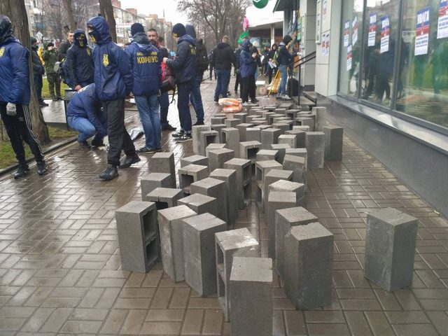 На Донетчине активисты «Азова» замуровывают «Сбербанк»