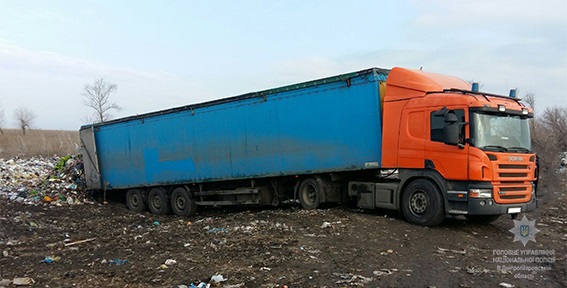 Львовский мусор доехал до Днепра: задержаны фуры