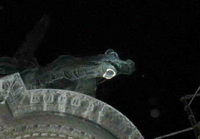 Полиция ищет вандалов, оторвавших ногу лошади Щорса в Киеве