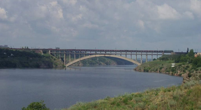 ЗМІ показали, як в Україні вже більше 50 років зводять міст через Дніпро