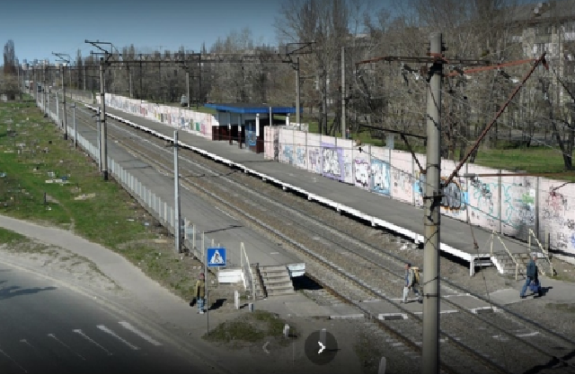 В Киеве ветром от проезжающих поездов сдуло с платформы двух человек