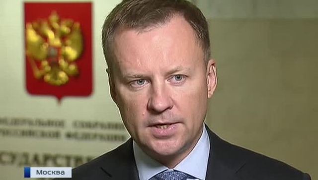 Стоя на одном колене, раненный охранник Вороненкова требовал поймать убийцу