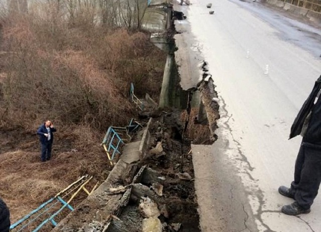У Львівській області обвалилася частина мосту через Дністер