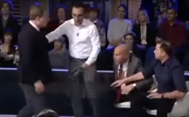 Українського політолога побили у прямому ефірі російського телебачення