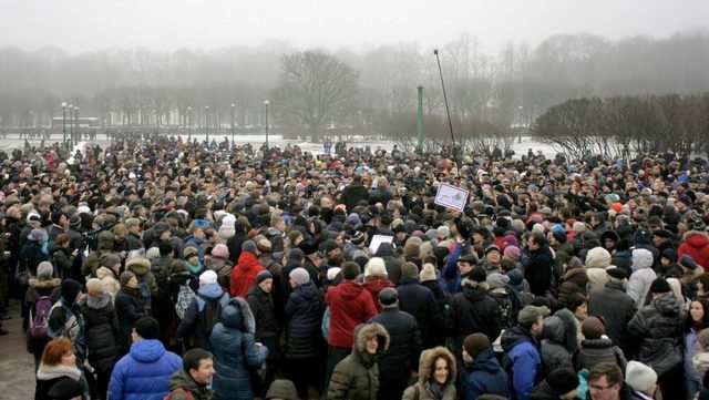 Невиданная акция в Петербурге. Тысячи человек скандируют: «Нет войне!»