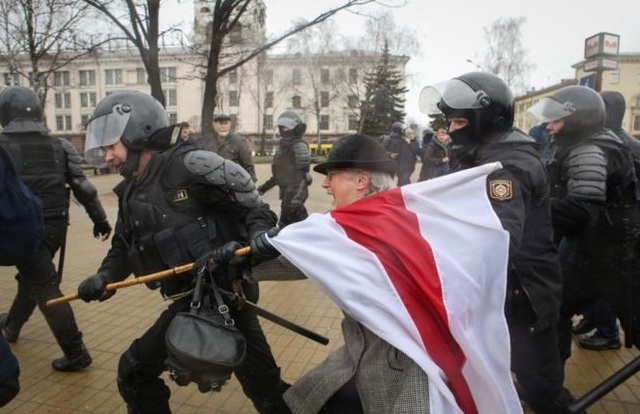 В Минске ОМОН задержал около 20 человек на повторной акции протеста