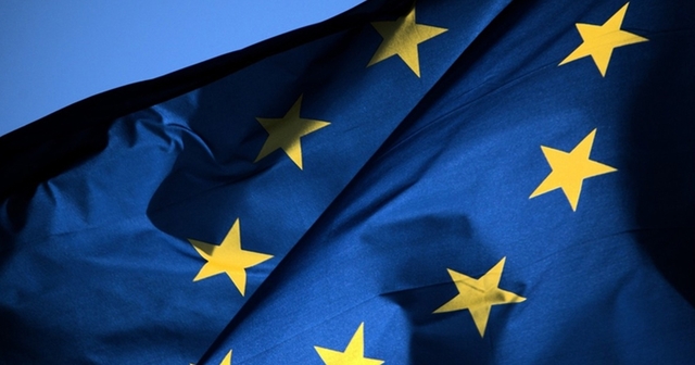 Неизвестные в центре Киева растоптали флаг Евросоюза