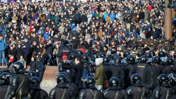 Мітинги в Росії: близько 1200 затриманих у Москві, пограбування офісу Навального