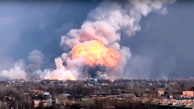 Расследованием пожара на складах в Балаклее занимаются 35 следователей и 30 оперативников