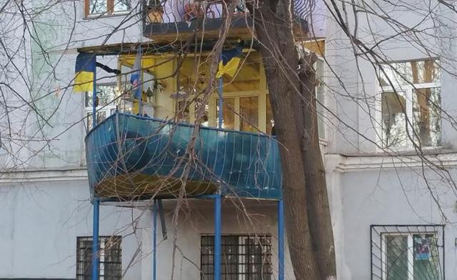 В жилом доме возле станции метро «Арсенальная» появился необычный балкон