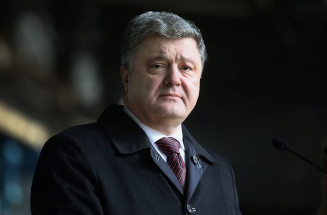 Порошенко стоит перед красной линией, за которой — война с гражданским обществом