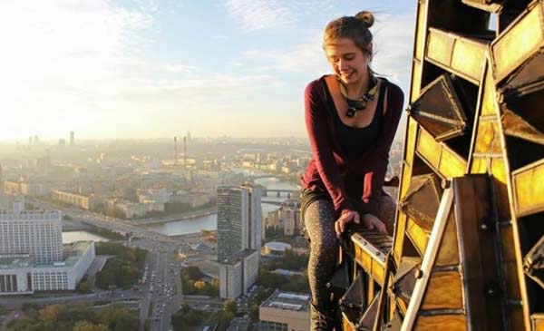 Смертельное селфи: в Киеве поезд сбил подростка