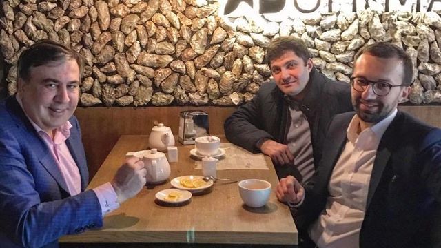 Кто оплатит выборы: Ахметов денег не дает, Коломойский думает