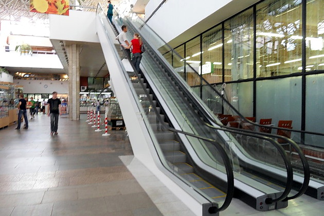 В Киеве сотрудникам ТРЦ запретили пользоваться лифтами