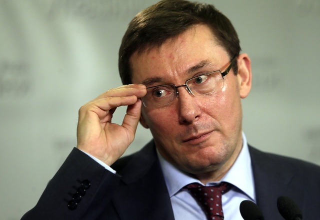 В коментариях на Facebook Луценко люди сообщают, что их может зарезать гопота