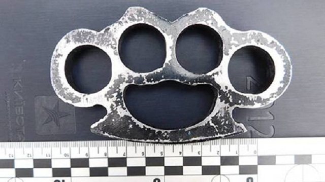 В Киеве полицейские устроили погоню за мужчиной с кастетом