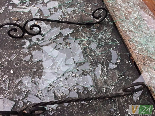 В Луцке разгромили окна Альфа-банка и "Сбербанка"