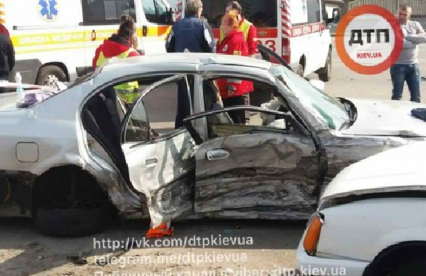 Жесткое ДТП в Киеве: на месте работают 6 бригад "скорой"